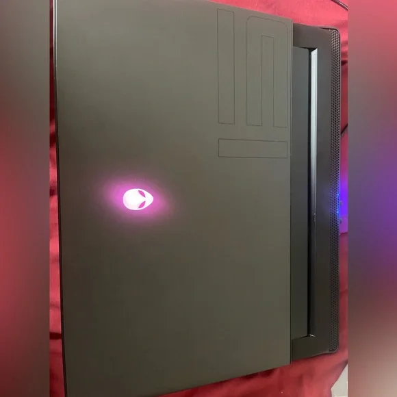 Alienware M15 Gaming Laptop - Picture 2 of 6